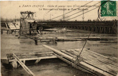 Paris Inonde 1910. Le Metropolitain envahi au Pont Mirabeau à Paris