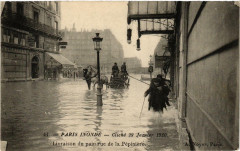 Paris Inonde 44 Livraison du pain rue de la Pepiniere à Paris