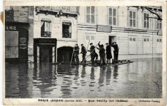 Paris inondé (janvier 1910) - Quai Debilly (un radeau) à Paris 12e