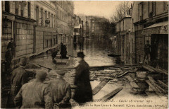 Carte postale ancienne Paris inondé - Cliché 28 Janvier 1910 - Un Coin de la Rue Gros à Auteuil
                                                                     à Paris 16e
                                