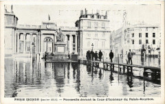 Paris Inonde Passerelle devant la Cour d'hnneur du Palais-Bourbon à Paris