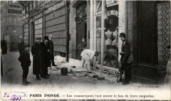 Paris Inonde 1910 commercants font murer à Paris