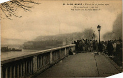Paris Inonde 1910 epaves Sur le Pont Henri Iv à Paris