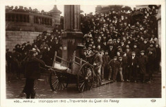 Carte postale ancienne Inondation 1910 - Traversée du Quai de Passy
                                                                     à Paris 16e
                                