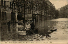Carte postale ancienne Paris Inondations 1910 Un Bateau de fortune
                                                                     à Paris
                                