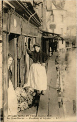 Carte postale ancienne Inondations de Paris (Janvier 1910) - Rue Saint-Charles - Marchande de Légumes
                                                                     à Paris 15e
                                