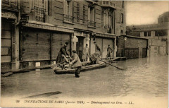 Carte postale ancienne Inondations de Paris (Janvier 1910). - Déménagement rue Gros
                                                                     à Paris 16e
                                