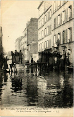 Carte postale ancienne Inondations de Paris (Janvier 1910) - La Rue Rouelle - Un Déménagement
                                                                     à Paris 15e
                                