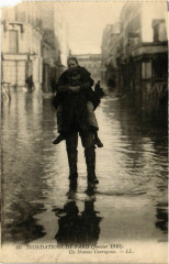 Paris Inondations 1910 Un homme courageux à Paris