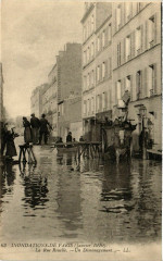 Carte postale ancienne Inondations de Paris (Janvier 1910) - La Rue Rouelle - Un Déménagement
                                                                     à Paris 15e
                                