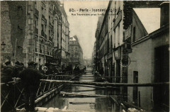 Carte postale ancienne Inondations 1910 - Rue Traversière prise Avenue Daumesnil
                                                                     à Paris 12e
                                