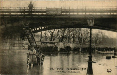 Carte postale ancienne Inondations 1910 - Quai de Passy - Un Intrépide
                                                                     à Paris 16e
                                