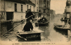 Carte postale ancienne Inondation de Janvier 1910 - La rue de Javel
                                                                     à Paris 15e
                                