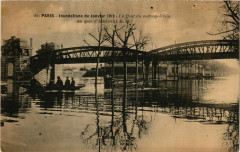 Paris Inondations 1910 Pont du metropolitain à Paris