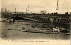 Carte postale ancienne Inondations de Paris (Janvier 1910) - Les Epaves au Pont Mirabeau
                                                                     à Paris 15e
                                