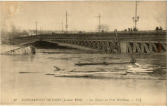 Carte postale ancienne Inondations de Paris (Janvier 1910) - Les Epaves au Pont Mirabeau
                                                                     à Paris 15e
                                