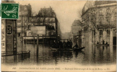 Carte postale ancienne Inondations de Paris (Janvier 1910) - Boulevard Diderot angle de la rue de Bercy
                                                                     à Paris 12e
                                