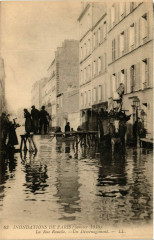 Carte postale ancienne Inondations de Paris (Janvier 1910) - La Rue Rouelle - Un Déménagement
                                                                     à Paris 15e
                                