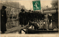 Carte postale ancienne Inondation de Paris (Janvier 1910) - Avenue Daumesnil
                                                                     à Paris 12e
                                
