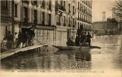 Carte postale ancienne Inondations de Paris (Janvier 1910) - Sauvetage Boulevard de Grenelle
                                                                     à Paris 15e
                                