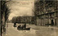 Carte postale ancienne Inondation de Janvier 1910 - Boulevard Diderot
                                                                     à Paris 12e
                                