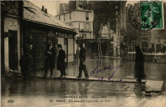 Carte postale ancienne Crue de la Seine - Une passerelle improvisée, rue Gros
                                                                     à Paris 16e
                                