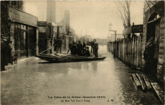 Carte postale ancienne La Crue de la Seine (Janvier 1910) - La Rue Van Loo à Passy
                                                                     à Paris 16e
                                