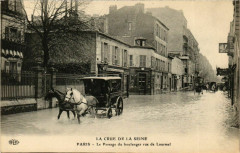 Carte postale ancienne La Crue de la Seine - La Passage du boulanger rue de Lourmel
                                                                     à Paris 15e
                                