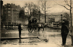 Carte postale ancienne Crue de la Seine - Vue prise de la rue Gros - Passy
                                                                     à Paris 16e
                                