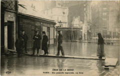 Carte postale ancienne Crue de la Seine - Une passerelle improvisée, rue Gros
                                                                     à Paris 16e
                                