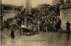 Carte postale ancienne La Crue de la Seine -  Quai de Passy - On transborde le Monde sur des Charettes
                                                                     à Paris 16e
                                