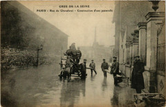 Carte postale ancienne Crue de la Seine - Rue du Chevaleret - Construction d'une passerelle
                                                                     à Paris 13e
                                