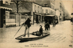 Carte postale ancienne Crue de la Seine - Passage des habitants à Grenelle
                                                                     à Paris 15e
                                