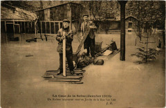 Carte postale ancienne La Crue de la Seine (Janvier 1910) - Un Radeau improvisé dans un Jardin de la Rue Van Loo
                                                                     à Paris 16e
                                
