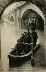 Carte postale ancienne Crue de la Seine - Le Passeur, du Pont National au Pont de Tolbiac
                                                                     à Paris 13e
                                