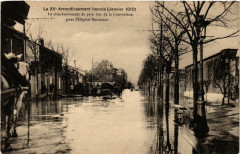 Carte postale ancienne Le XVe Arrondissement inondé (Janvier 1910) - Le transbordement du pain rue de la Convention pour l'Hôpital Boucicaut
                                                                     à Paris 15e
                                