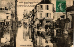 Carte postale ancienne Le XVe Arrondissement inondé (Janvier 1910) - Un Passage difficile sur les planches à l'encoignure des rues Javel Croix-Nivert
                                                                     à Paris 15e
                                