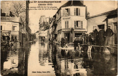 Carte postale ancienne Le XVe Arrondissement inondé (Janvier 1910) - Un Passage difficile sur les planches à l'encoignure des rues Javel Croix-Nivert
                                                                     à Paris 15e
                                