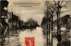 Carte postale ancienne Le XVe Arrondissement inondé (Janvier 1910) - Le transbordement du pain rue de la Convention pour l'Hôpital Boucicaut
                                                                     à Paris 15e
                                