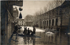 La Grande Crue de la Seine - Les Sapeurs du 1er Génie bachotant les Habitants à Auteuil à Paris 16e