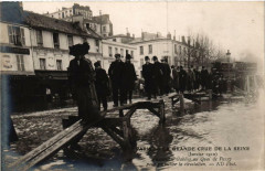 Carte postale ancienne La Grande Crue de la Seine (Janvier 1910) - Passerelles établies au Quai de Passy pour permettre la circulation
                                                                     à Paris 16e
                                