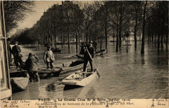 Carte postale ancienne La Grande Crue de la Seine (Janvier 1910) - Un Embarcadère de Bateaux de la Place de l'Alma
                                                                     à Paris 8e
                                