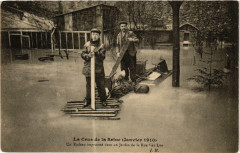 Carte postale ancienne La Crue de la Seine (Janvier 1910) - Un Radeau improvisé dans un Jardin de la Rue Van Loo
                                                                     à Paris 16e
                                