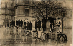 La Crue de la Seine 86 Avenue Montaigne une passerelle