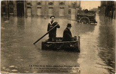 La Crue de la Seine 38 L'un des nouveaux canots en toile