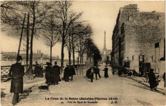 Carte postale ancienne La Crue de la Seine (Janvier-Février 1910) - Près du Quai de Grenelle
                                                                     à Paris 15e
                                