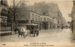 Carte postale ancienne La Crue de la Seine - La Passage du boulanger rue de Lourmel
                                                                     à Paris 15e
                                