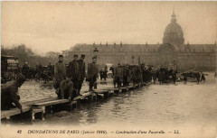 Inondations de Paris Construction d'une Passerelle à Paris
