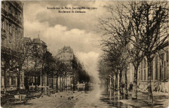 Inondation de Paris 1910. Boulevard Saint-Germain à Paris