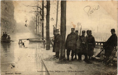 Carte postale ancienne Inondations de Paris, Janvier 1910 - Le Quai de Grenelle
                                                                     à Paris 15e
                                